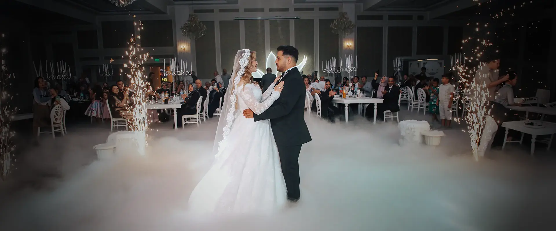 Artemis Balo’da bir çiftin tören alanına girişi